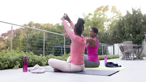 Glückliche-Afroamerikanische-Tochter-Und-Mutter-Praktizieren-Yoga-Im-Garten,-Zeitlupe