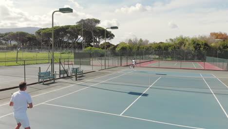 Diversos-Tenistas-Masculinos-Sosteniendo-Raquetas-Y-Jugando-Tenis-En-La-Cancha