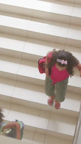 Video-Mit-Draufsicht-Auf-Verschiedene-Mädchen,-Die-In-Der-Schule-Die-Treppe-Hinuntergehen
