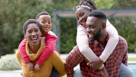 Porträt-Glücklicher-Afroamerikanischer-Eltern,-Sohn-Und-Tochter,-Die-Sich-Im-Sonnigen-Garten-Umarmen-Und-Lächeln