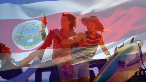 Composite-Video-Einer-Wehenden-Costa-Rica-Flagge-über-Einer-Gruppe-Unterschiedlicher-Freunde,-Die-Im-Auto-Mit-Bier-Anstoßen