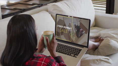 Biracial-Frau-Nutzt-Laptop-Zu-Hause-Für-Online-Shopping,-Zeitlupe