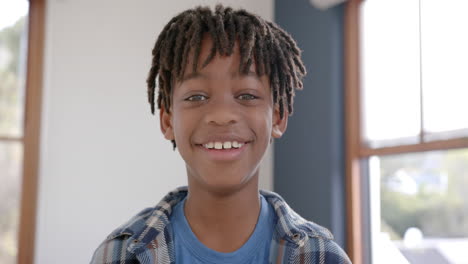 Porträt-Eines-Glücklichen-Afroamerikanischen-Jungen-Zu-Hause,-Zeitlupe