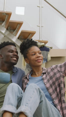 Video-Eines-Glücklichen-Afroamerikanischen-Paares,-Das-Nach-Dem-Einzug-In-Ein-Neues-Haus-Ein-Selfie-Macht