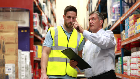 Warehouse-worker-talking-with-his-manager