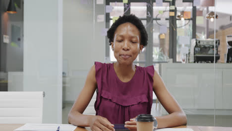 Porträt-Einer-Afroamerikanischen-Geschäftsfrau,-Die-Im-Büro-Einen-Videoanruf-Tätigt,-Zeitlupe
