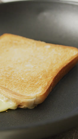 Vídeo-De-Sándwich-De-Pan-Blanco-Con-Queso-Recién-Tostado-Preparado-En-Una-Sartén