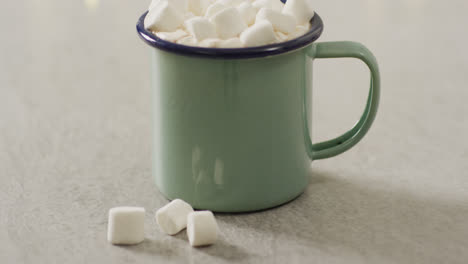 Video-Einer-Tasse-Heißer-Schokolade-Mit-Marshmallows-Auf-Grauem-Hintergrund