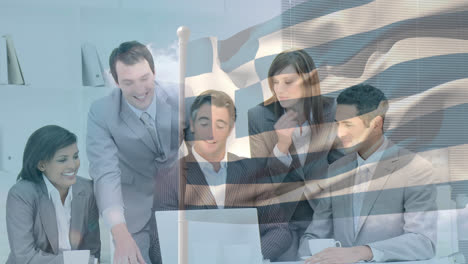 Schwenken-Der-Griechischen-Flagge-Vor-Einer-Gruppe-Von-Geschäftsleuten,-Die-Gemeinsam-Mit-Laptops-Im-Büro-Diskutieren