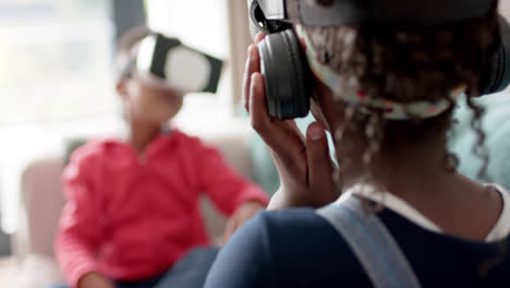 Afroamerikanische-Schwester-Und-Bruder-Verwenden-VR-Headset-Im-Wohnzimmer,-Zeitlupe