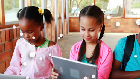 Animation-Schwebender-Punkte-über-Verschiedenen-Mädchen,-Die-Im-Klassenzimmer-In-Der-Schule-Ein-Digitales-Tablet-Verwenden