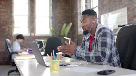 Fokussierter-Afroamerikanischer-Gelegenheitsgeschäftsmann-Mit-Laptop-Videoanruf-Im-Büro-In-Zeitlupe