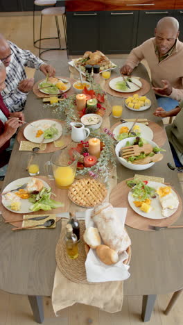 Padres,-Niños-Y-Abuelos-Afroamericanos-Celebrando-En-La-Cena-De-Acción-De-Gracias,-Cámara-Lenta