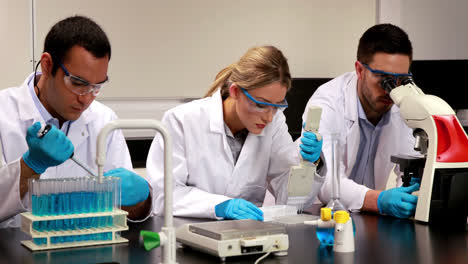 Jóvenes-Científicos-Trabajando-Juntos-En-El-Laboratorio
