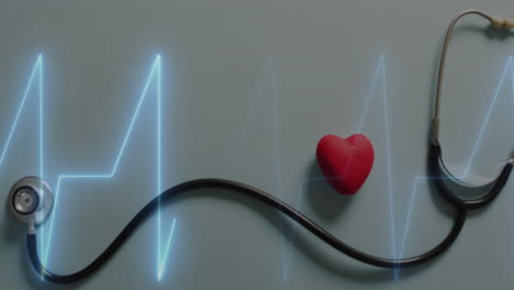 Animation-Eines-Herzfrequenzmonitors-Vor-Nahaufnahme-Eines-Stethoskops-Und-Eines-Roten-Herzens-Auf-Einer-Grauen-Oberfläche