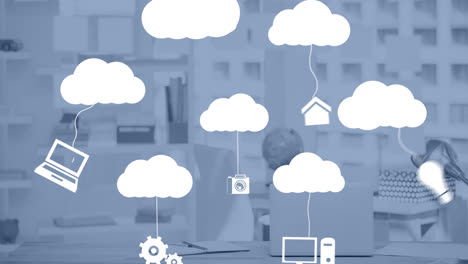 Animation-Eines-Cloud-Netzwerks-Mit-Digitalen-Geräten-über-Einem-Büro
