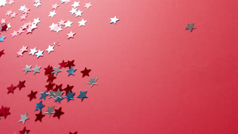 Rote-Und-Blaue-Sterne-Liegen-Auf-Rotem-Hintergrund-Mit-Kopierraum