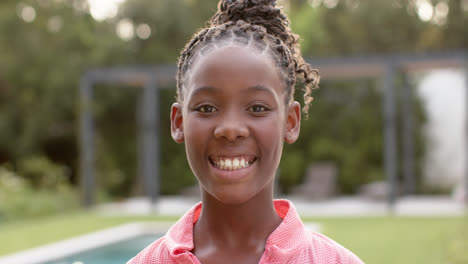 Porträt-Eines-Glücklichen-Afroamerikanischen-Mädchens,-Das-Im-Garten-Lächelt,-In-Zeitlupe