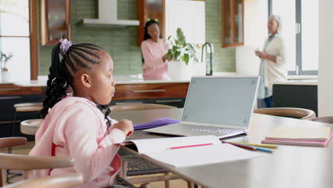Afroamerikanisches-Mädchen-Mit-Online-Unterricht-Am-Laptop-Mit-Kopierplatz,-Zeitlupe