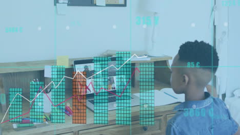 Animation-Der-Verarbeitung-Finanzieller-Daten-über-Einem-Afroamerikanischen-Jungen,-Der-Am-Laptop-Online-Lernt