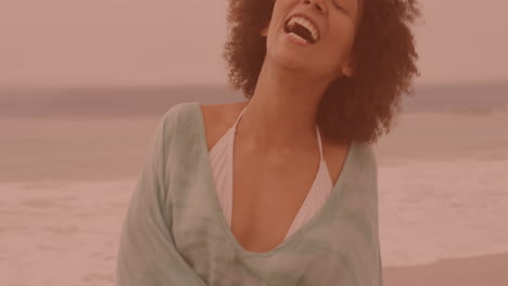 Porträt-Einer-Afroamerikanischen-Frau,-Die-Lächelt-Und-Den-Strand-Genießt