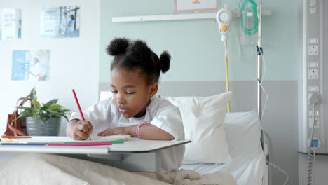 Afroamerikanisches-Mädchen-Zeichnet-In-Notizbuch-Im-Krankenhausbett,-Zeitlupe