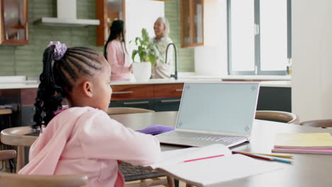 Afroamerikanisches-Mädchen-Mit-Online-Unterricht-Am-Laptop-Mit-Kopierplatz,-Zeitlupe