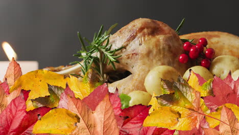 Animation-Von-Herbstblättern-Vor-Dem-Hintergrund-Des-Thanksgiving-Dinners