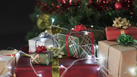 Video-Eines-Weihnachtsbaums-Mit-Geschenken-Und-Lichterketten-Mit-Kopierraum
