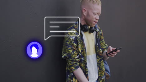 Animation-Des-Nachrichtensymbols-über-Einem-Albino-Mann,-Der-Sein-Smartphone-Benutzt