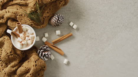 Video-Einer-Tasse-Heißer-Schokolade-Mit-Marshmallows-Und-Einer-Warmen-Decke-Auf-Grauem-Hintergrund