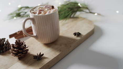 Video-Einer-Tasse-Weihnachtsschokolade-Auf-Einem-Holzbrett-Und-Kopierraum-Auf-Weißem-Hintergrund