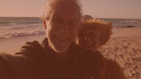 Glückliches-Kaukasisches-älteres-Paar,-Das-Zusammen-Ein-Selfie-Am-Strand-Macht