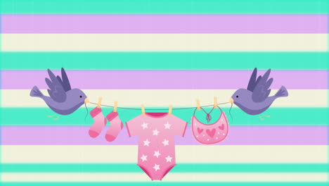 Animation-Von-Zwei-Vögeln,-Die-Babykleidung-Auf-Einer-Wäscheleine-Halten,-Vor-Pastellfarbenem-Gestreiftem-Hintergrund