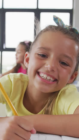 Video-Eines-Glücklichen-Kaukasischen-Mädchens,-Das-An-Der-Schulbank-Sitzt-Und-Lernt