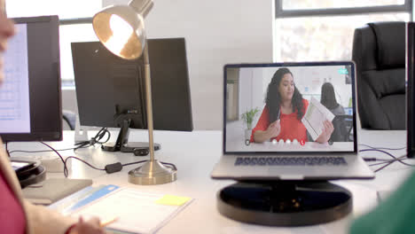 Laptop-Mit-Videoanruf-Mit-Kaukasischer-Geschäftsfrau-Auf-Dem-Bildschirm