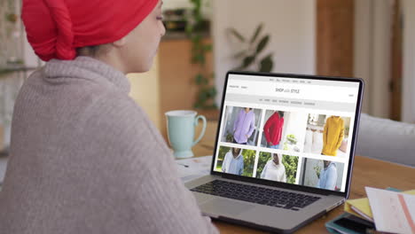Biracial-Frau-Mit-Laptop,-Online-Shopping-Für-Kleidung,-Zeitlupe