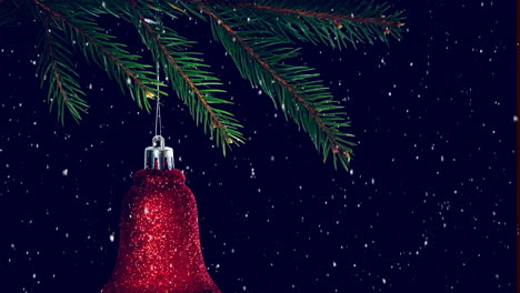 Animation-Von-Schnee,-Der-über-Eine-Weihnachtsglockendekoration-Fällt,-Die-An-Einem-Ast-Auf-Schwarzem-Hintergrund-Hängt