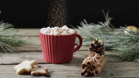 Video-Von-Einer-Roten-Tasse-Weihnachtsschokolade-Mit-Marshmallows-Und-Kopierraum-Auf-Holzhintergrund