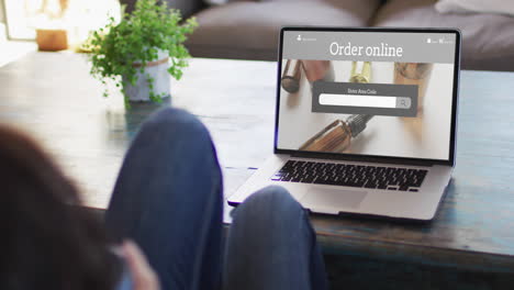 Frau-Am-Tisch-Mit-Laptop,-Online-Shopping-Für-Schönheitsprodukte,-Zeitlupe