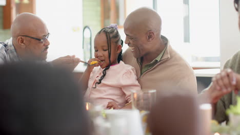 Afroamerikanischer-Großvater,-Vater-Und-Enkelin-Beim-Thanksgiving-Dinner,-Zeitlupe