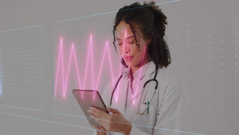Animation-Eines-Herzfrequenzmessers-über-Einer-Afroamerikanischen-Ärztin,-Die-Im-Krankenhaus-Ein-Digitales-Tablet-Verwendet