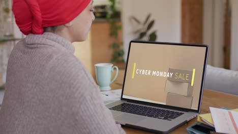 Biracial-Frau-Mit-Laptop,-Online-Shopping-Am-Cyber-Monday-Verkaufstag,-Zeitlupe