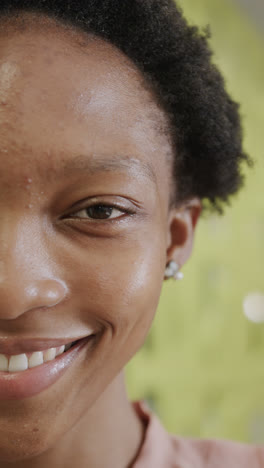 Vertikales-Video-Eines-Porträts-Einer-Glücklichen-Afroamerikanischen-Geschäftsfrau-In-Zeitlupe