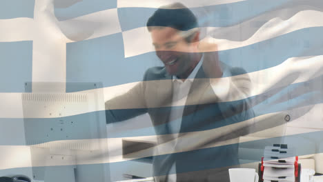Schwenkende-Griechische-Flagge-Gegen-Kaukasischen-Senior-Geschäftsmann,-Der-Im-Büro-Feiert