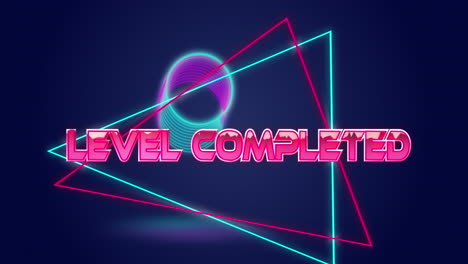 Animation-Des-Textes-„Level-Abgeschlossen“-Auf-Einem-Dreieckigen-Banner-über-Einer-Sich-Drehenden-Spiralform-Auf-Blauem-Hintergrund