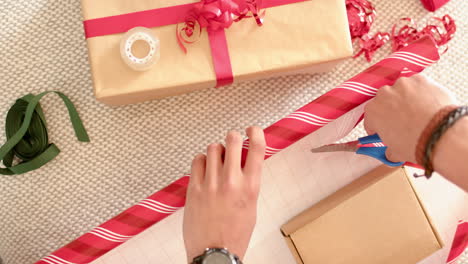 Mischlingsmann-Verpackt-Weihnachtsgeschenk-In-Dekoratives-Papier,-Zeitlupe