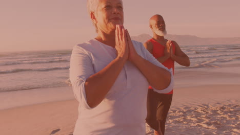 Pareja-De-Ancianos-Afroamericanos-Practicando-Yoga-Juntos-En-La-Playa
