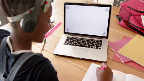 Glückliches-Afroamerikanisches-Mädchen-Im-Online-Unterricht-Mit-Laptop-Mit-Kopierplatz,-Zeitlupe