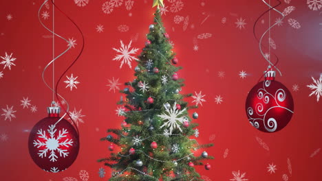 Animation-Von-Schnee,-Der-über-Hängende-Christbaumschmuck-Und-Einen-Weihnachtsbaum-Auf-Rotem-Hintergrund-Fällt